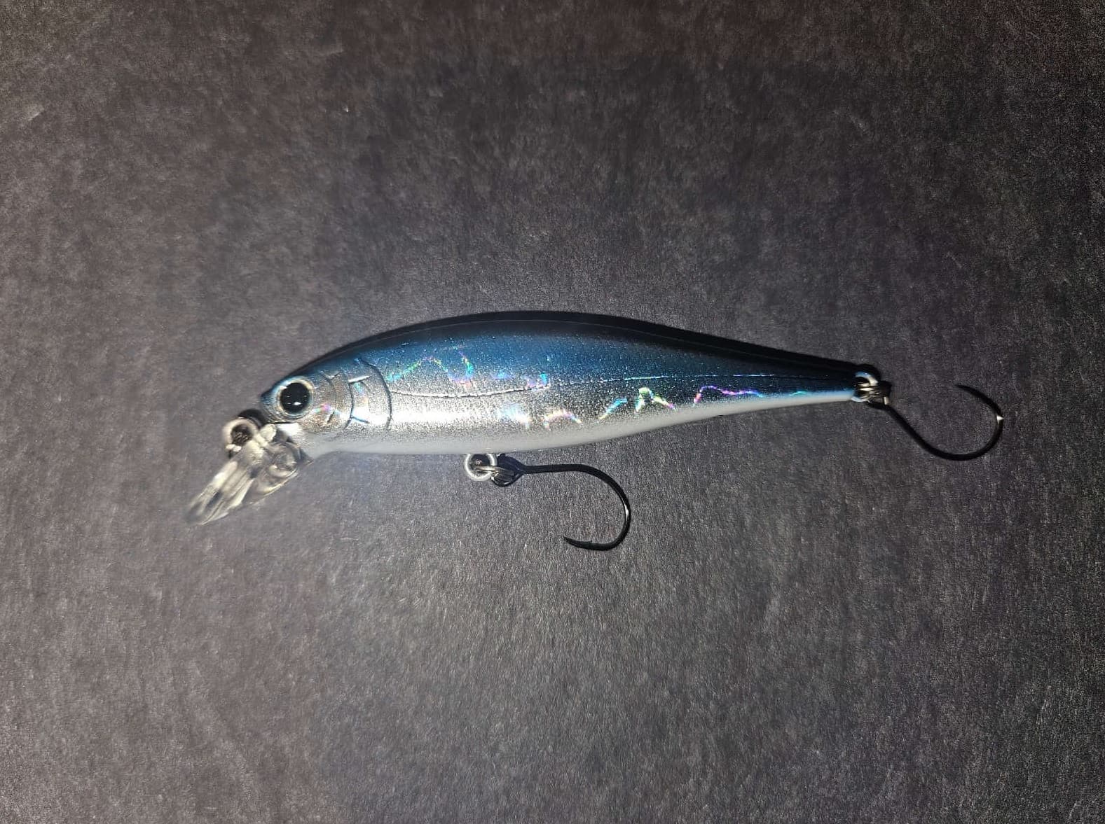Jerkbait belly and tail hook orientation with good inline single hook orientation: front point clears the body, rear point faces up
